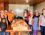 GFC Yolanda doa pães e bolachas ao Lar dos Velhinhos de Ubiratã