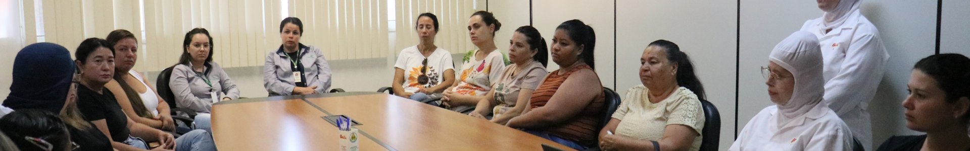 Mulheres avicultoras e granjeiras visitam a Unitá