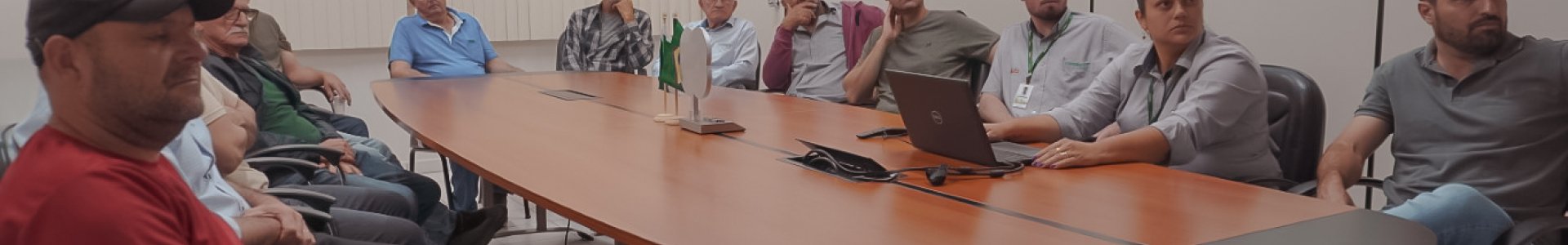 Granjeiros e avicultores da Coagru visitam as instalações da Unitá