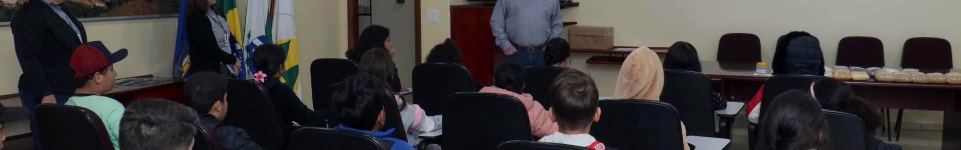 Estudantes do 4º ano da Escola Cleide Borges visitam a Coagru