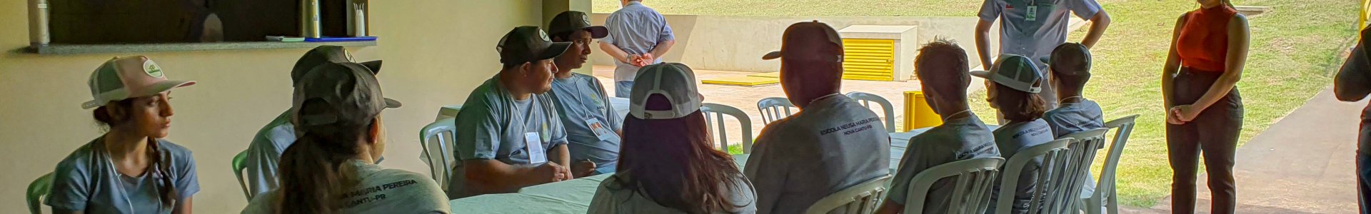 Alunos da Educação de Jovens e Adultos da APAE de Nova Cantu visitam a Coagru