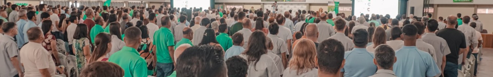 Famílias da Coagru participam de encontro com Léo Farah