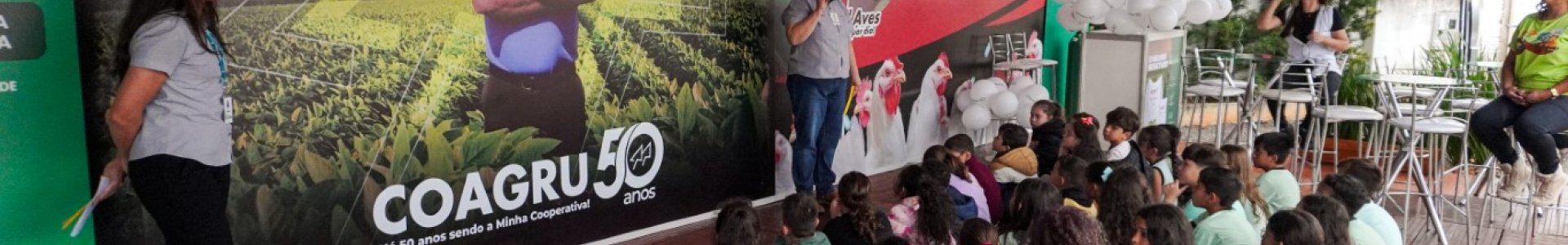 Coagru recebe alunos no estande da Expobira