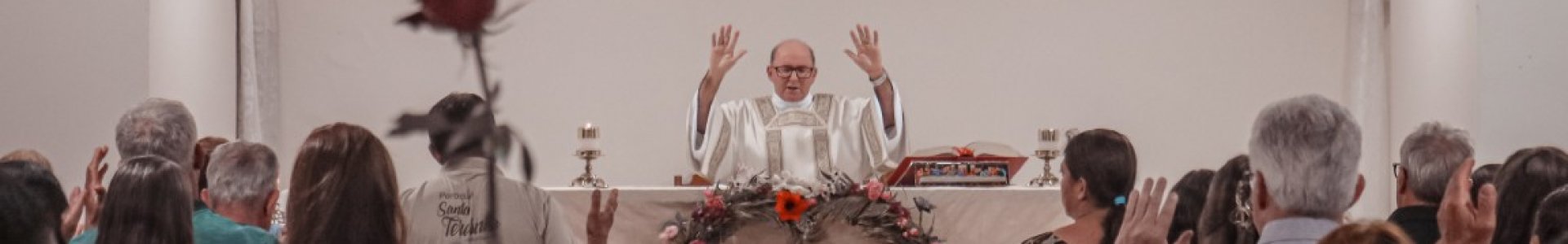 Capela Santa Teresinha recebe fiéis para oitavo dia da novena