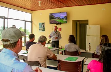 granjeiros-participam-de-treinamento-sobre-manejo-de-verao-e-ambiencia
