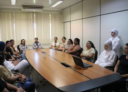 Mulheres avicultoras e granjeiras visitam a Unitá