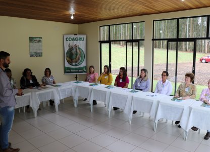 Nova Turma de Gestoras Avícolas Recebe Certificado de Conclusão de Treinamento