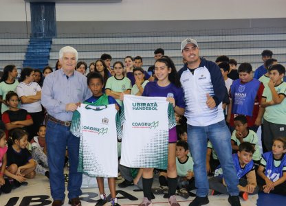 Coagru faz doação de uniformes para treino à crianças e adolescentes de Ubiratã