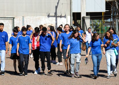 Alunos de Nova Cantu visitam moinho de trigo da Coagru
