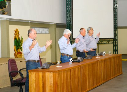 FUNCIONÁRIOS DA COAGRU EM CONFRATERNIZAÇÃO