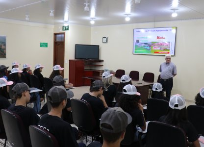 Alunos do curso técnico em agronegócio visitam a Coagru
