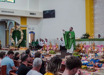 entre-a-fe-e-a-colheita-comunidade-celebra-o-trabalho-dos-agricultores