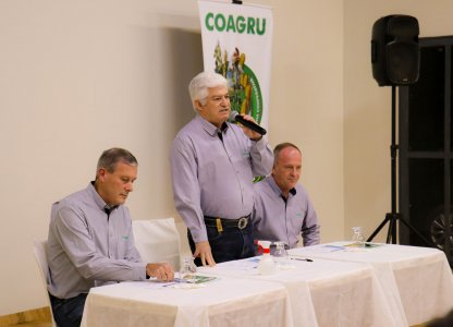 Coagru realiza entrega de material educativo para associados da comunidade Caratuva