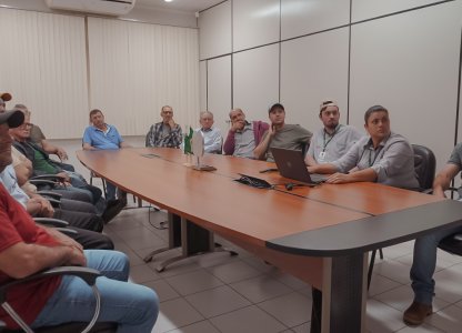 Granjeiros e avicultores da Coagru visitam as instalações da Unitá