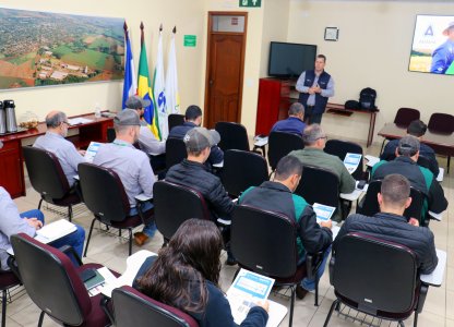 Departamento técnico em treinamento com Adama e Camisc/Brasmax