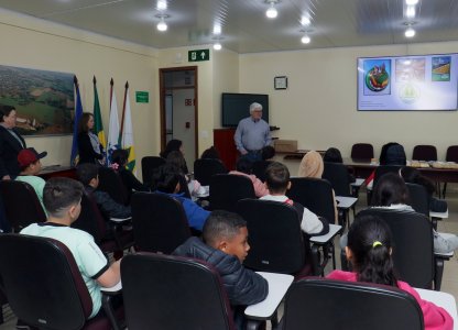 Estudantes do 4º ano da Escola Cleide Borges visitam a Coagru