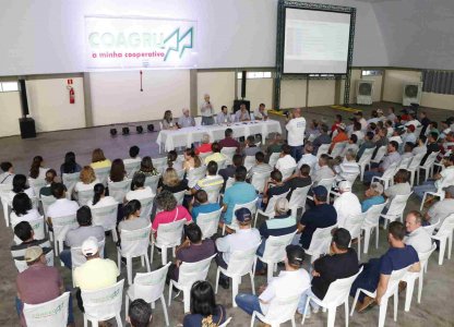 Líderes do Comitê visitam a Fábrica de Ração Avícola