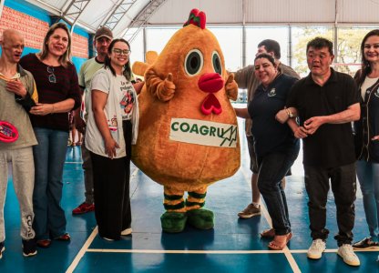 Mascote da Coagru alegra a Semana da Criança na APAE de Ubiratã