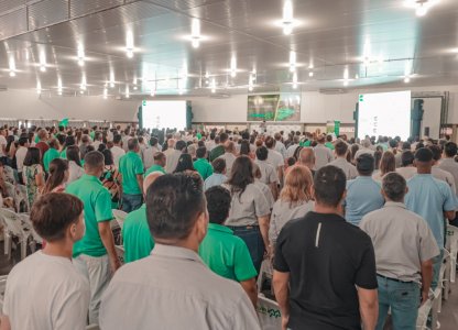 Famílias da Coagru participam de encontro com Léo Farah