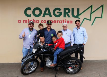 Associados recebem prêmios sorteados no Dia de Campo Inverno