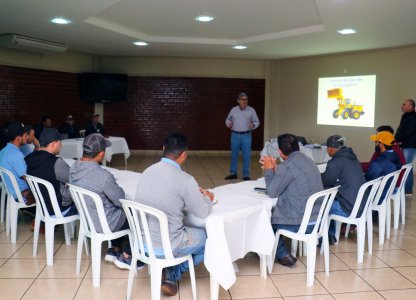 Treinamento para operadores de pá carregadeira