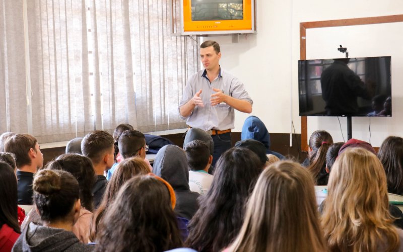 Coagru realiza Palestra Educativa em Escola