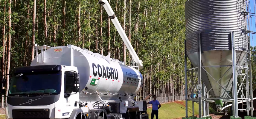 Conectividade em tempo real integra a logística da Coagru com o manejo prático no aviário