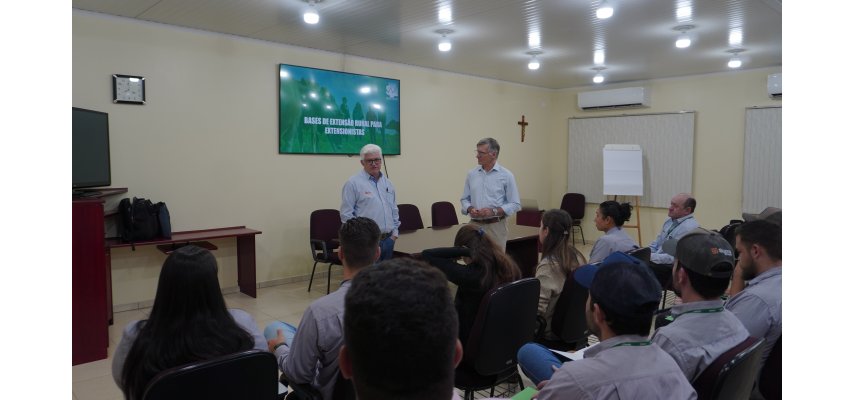 Formação de Extensionistas em Avicultura capacita equipe técnica da Coagru
