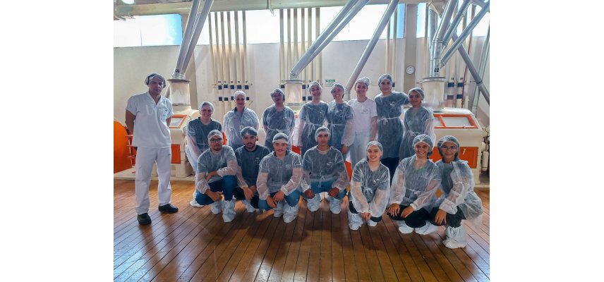 Estudantes de Ubiratã visitam o Moinho de Trigo da Coagru