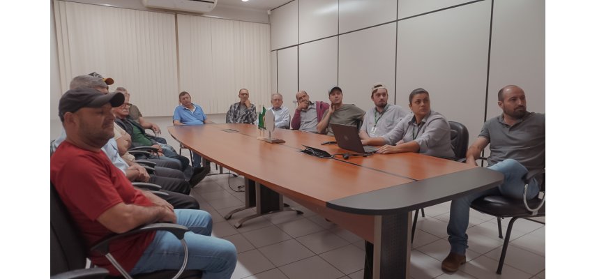 Granjeiros e avicultores da Coagru visitam as instalações da Unitá