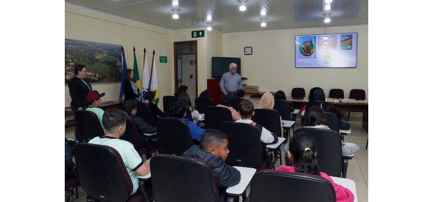 Estudantes do 4º ano da Escola Cleide Borges visitam a Coagru