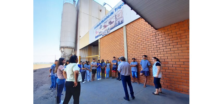 Estudantes de Nova Cantu visitam o Moinho de Trigo