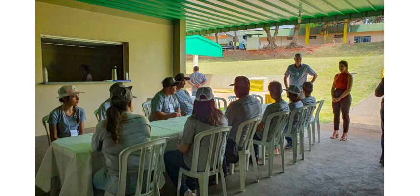Alunos da Educação de Jovens e Adultos da APAE de Nova Cantu visitam a Coagru