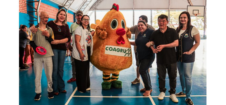 Mascote da Coagru alegra a Semana da Criança na APAE de Ubiratã