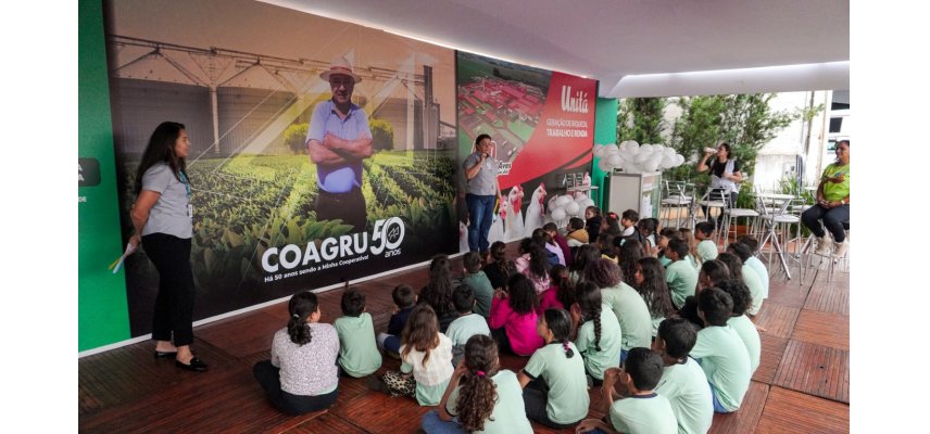 Coagru recebe alunos no estande da Expobira