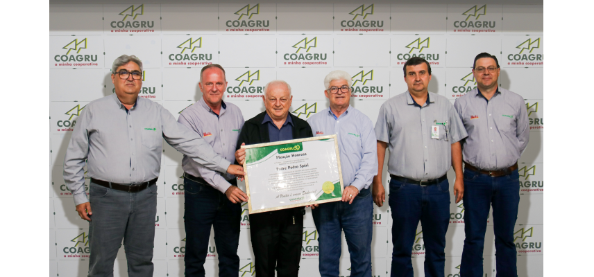 Coagru entrega Menção Honrosa ao Padre Pedro Spéri
