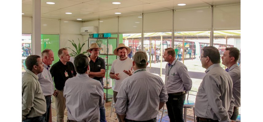 Influencer do agro Laércio Dalla Vecchia visita estande da Coagru no Show Rural Coopavel 