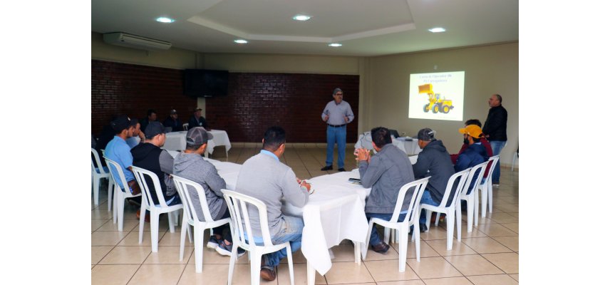 Treinamento para operadores de pá carregadeira