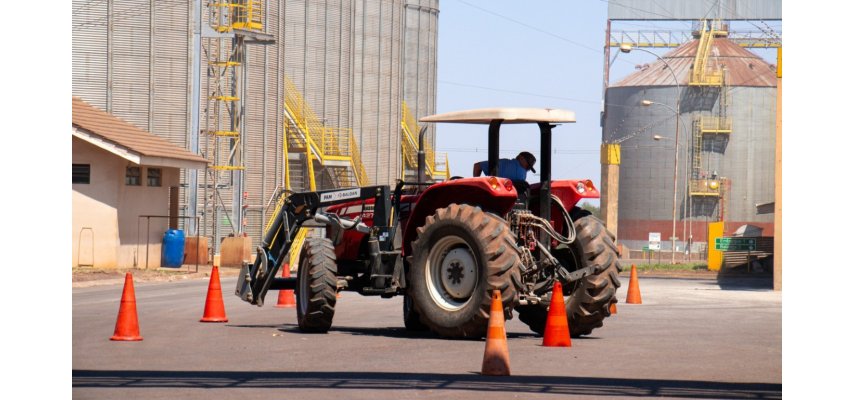 Treinamento NR 11 capacita colaboradores para operação segura de tratores