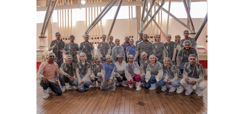 Alunos de Nova Cantu realizam visita técnica ao Moinho de Trigo da Coagru