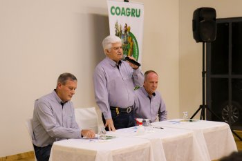 Coagru realiza entrega de material educativo para associados da comunidade Caratuva